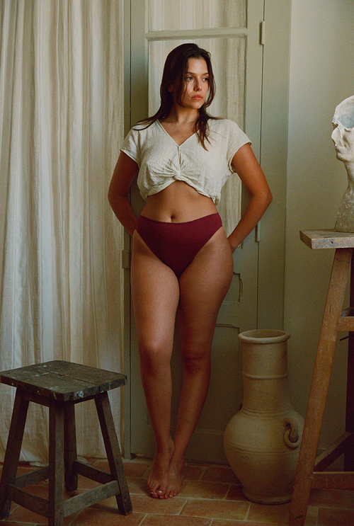 Timeless high-waisted burgundy panty 