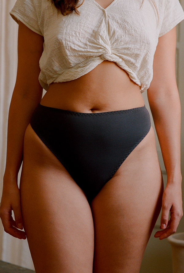 Timeless high-waisted black panty 