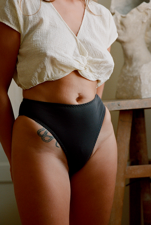 Timeless high-waisted black panty 